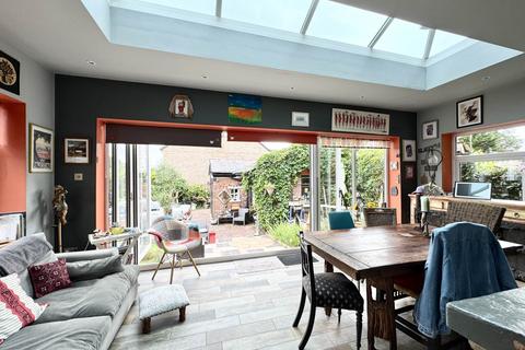 4 bed property, in Dentons Green Lane, £587,950