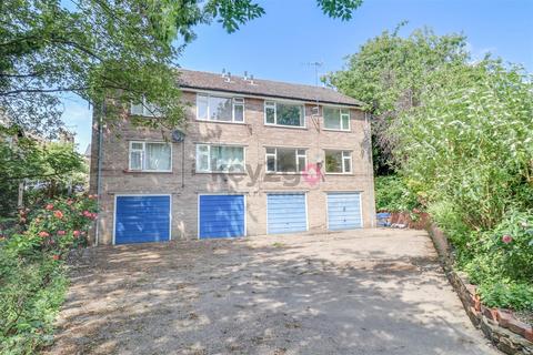 2 bed property, in Fitzwalter Road, £130,000