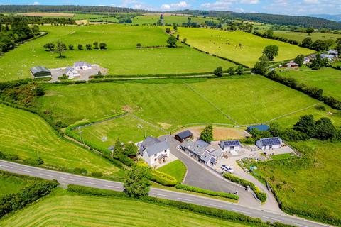 4 bed property, in Clawddnewydd, £750,000