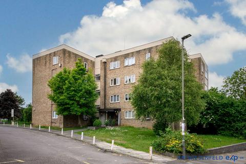 2 bed property, in Bridge Lane, £440,000