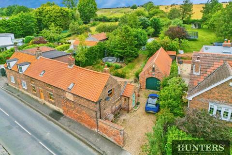 4 bed property, in Main Street, £400,000