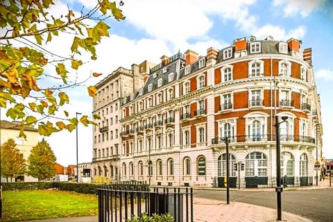 2 bed property, in Imperial Apartments, £270,000