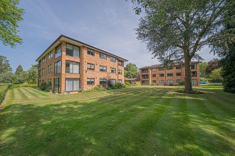 2 bed property, in Warwick Road, £650,000