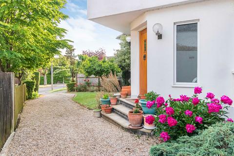 5 bed property, in Holland Close, £1,500,000