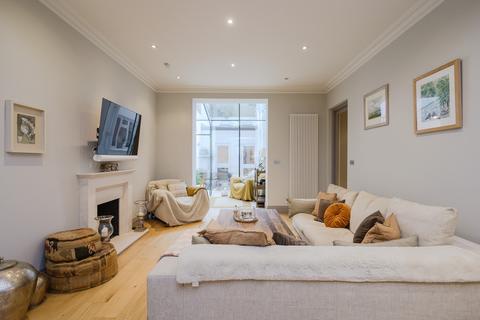 3 bed property, in Eccleston Square, £1,700,000