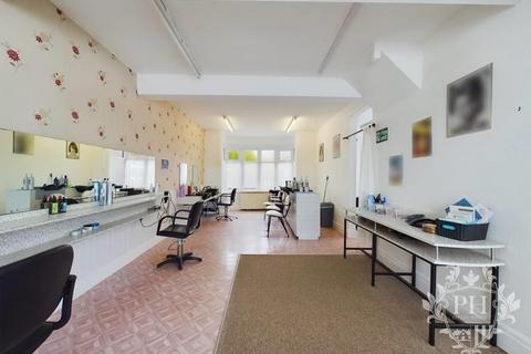 2 bed property, in 145 Oak Road, £90,000