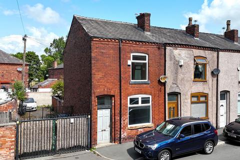 2 bed property, in Fairhurst Street, £80,000