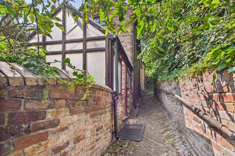 1 bed property, in Belle Vue Road, £180,000