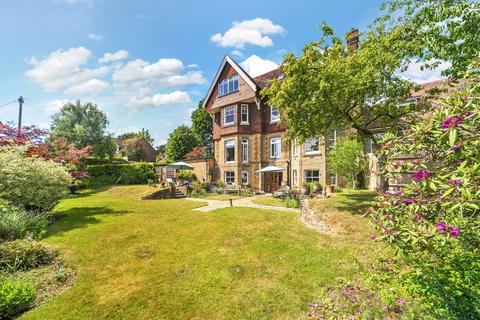 4 bed property, in Knoll Road, £835,000