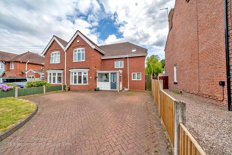 3 bed property, in Long Lane, £390,000