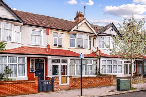 3 bed property, in Bishops Park Road, £490,000