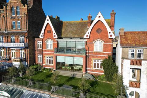 5 bed property, in Cliff Street, £1,250,000