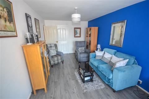 2 bed property, in Cook Close, £155,000