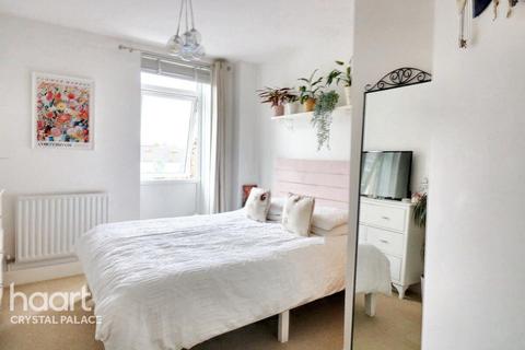 2 bed property, in Weighton Road, £250,000