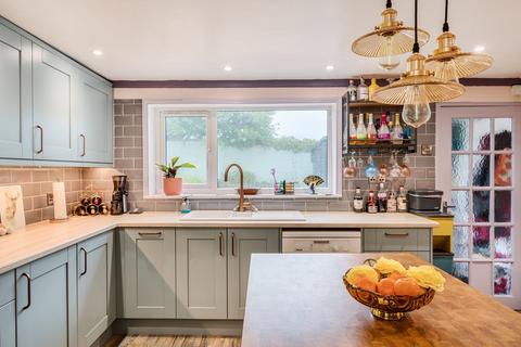 5 bed property, in Quiddles, £465,000