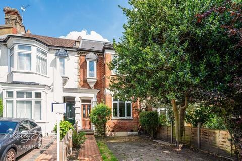 4 bed property, in Wellington Gardens, £675,000