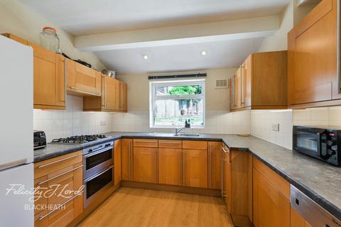 4 bed property, in Wellington Gardens, £675,000
