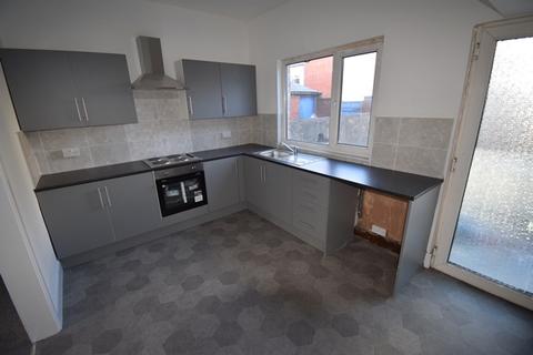 2 bed property, in Swan Street, £64,950