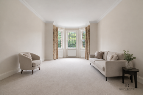 2 bed property, in West Heath Road NW3, £900,000