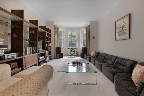 2 bed property, in West Heath Road NW3, £900,000