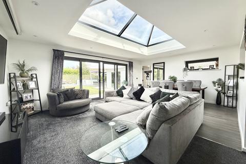 3 bed property, in Heathfield Road, £460,000