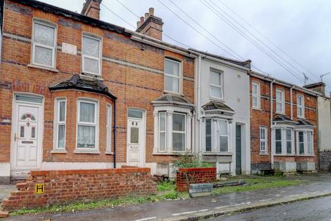 2 bed property, in Upper Green Street, £230,000