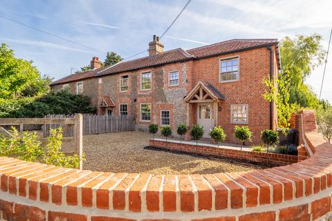 3 bed property, in Polka Road, £650,000