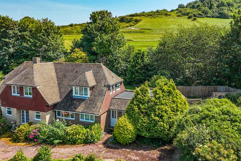 4 bed property, in Fairway Close, £1,050,000