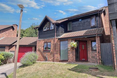 3 bed property, in Wedgwood Avenue, £450,000