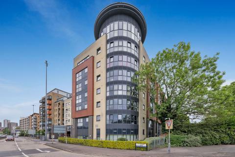 2 bed property, in Flanders Court, £250,000