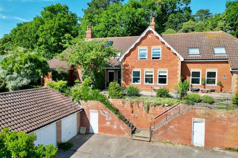 3 bed property, in Castle Street, £630,000