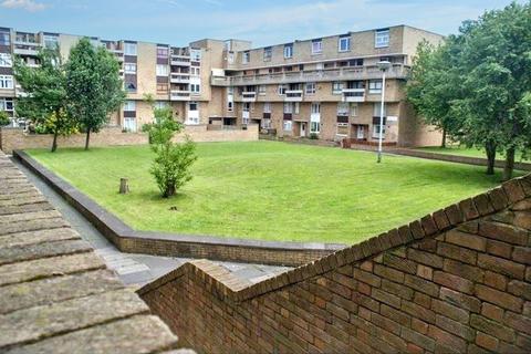 1 bed property, in Waterloo Walk, £15,000