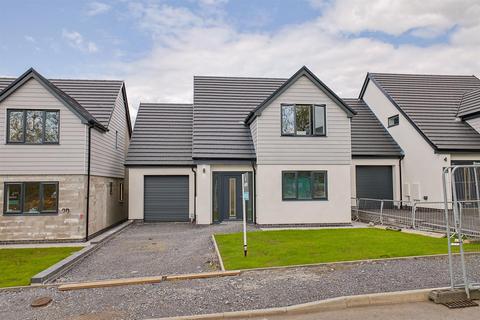 4 bed property, in Christopher Rise, £405,000