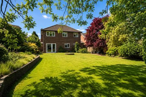 4 bed property, in Goodwood Close, £625,000