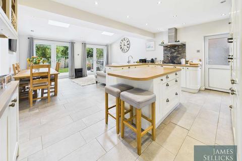 3 bed property, in Stonehill Drive, £435,000