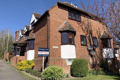 2 bed property, in Red Lion Way, £290,000