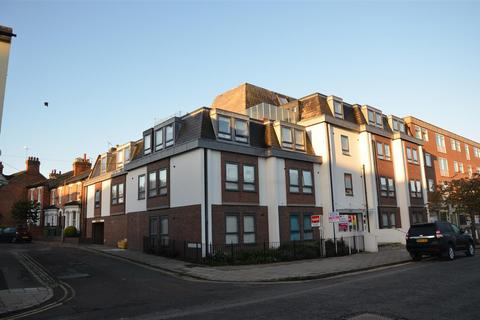 1 bed property, in Buckingham Street, £145,000
