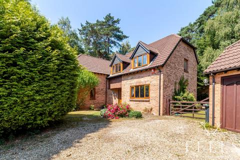 5 bed property, in Whitfield Park, £800,000