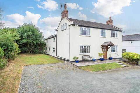 5 bed property, in Rock Green, £460,000