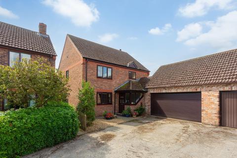4 bed property, in Dunroyal Close, £565,000