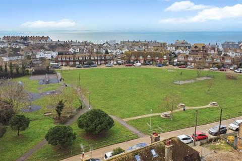 3 bed property, in Cornwallis Circle, £400,000
