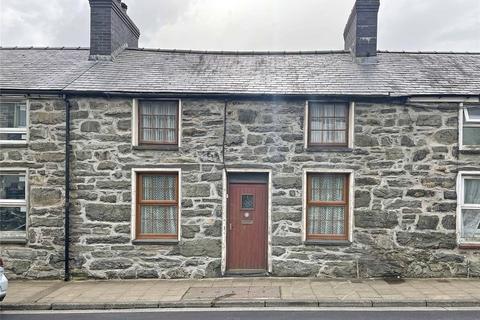 2 bed property, in High Street, £120,000