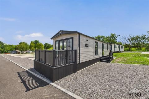 2 bed property, in Cauldon Low, £79,999