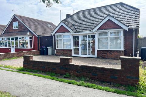 2 bed property, in Burgh Road, £200,000