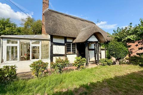 2 bed property, in Tarrington, £160,000