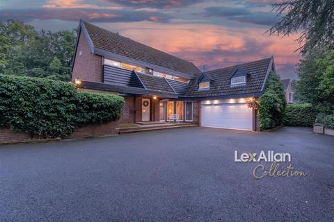 3 bed property, in Redlake Road, £795,000