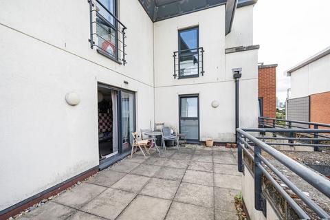 2 bed property, in Brisbane Road, £495,000