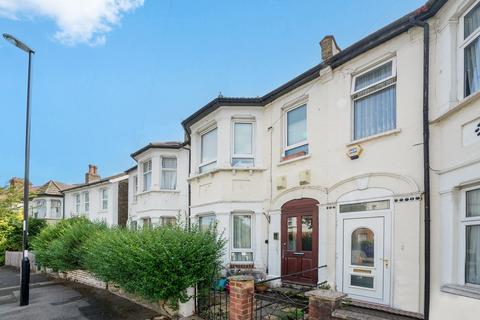 3 bed property, in Elliott Road, £325,000