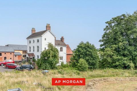 5 bed property, in Stonehouse Lane, £800,000