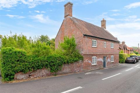 3 bed property, in Castle Street, £325,000